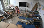 Un directeur d'école inspecte une salle de classe endommagée après une attaque de missile, à Lviv dans l'Ouest de l'Ukraine le 15 février 2014