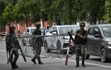Des militaires déplacent une barrière en barcelés alors qu'ils montent la garde devant la Maison du Président pendant un couvre-feu imposé pour rétablir la loi et l'ordre à Katmandou, le 12 septembre 2025 au Népal