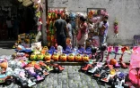 Un vendeur de jouets dans une rue du centre historique de Caracas, le 16 décembre 2019 au Venezuela
