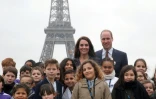 Le prince William et son épouse Kate avec des écoliers sur l'esplanade du Trocadéro qui fait face à la Tour Eiffel, le 18 mars 2017 à Paris
