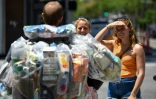 Le militant écologiste Rob Greenfield  porte les déchets qu'il a produits pendant trente jours, dans les rues de Beverly Hills, le 16 mai 2022 en Californie
