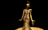 La création de la collection de mode automne-hiver 2016 "Encounter" de la styliste chinoise Guo Pei, réalisée avec des broderies en fil d'or, lors de l'exposition "Au fil de l'or, l'art de se vêtir de l'Orient au Soleil-Levant" au Musée du Quai Branly à Paris, le 19 février 2025