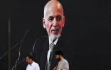 Le président afghan Ashraf Ghani représenté sur une affiche à l'aéroport international de Kaboul le 16 juillet 2021