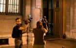Des journalistes à l'entrée du 36 Quai des Orfèvres  où 52 kg de cocaïne ont été volés dans les scellés de la police judiciaire, le 31 juillet 2014 à Paris