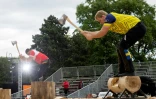 Le Polonais Marcin Darga (g) et le Suédois Emil Hansson s'affrontent à la hache, au Trophée mondial de bucheronnage sportif, à Vienne le 28 mai 2022