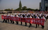 Manifestation d'étudiants nord-coréens, avec une banderole contre les dissidents, à Pyongyang le 8 juin 2020