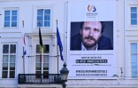 Bannière à l'effigie du travailleur humanitaire belge  Olivier Vandecasteele détenu en Iran, le 8 février 2023 sur la façade du parlement à Bruxelles