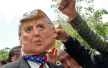 Des Iraniens manifestent à Téhéran contre les Etats-Unis en portant un masque à l'effigie du président américain Donald Trump, le 10 mai 2019