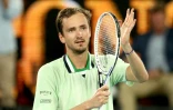 Le Russe Daniil Medvedev célèbre sa victoire en quart de finale du simple messieurs contre le Canadien Félix Auger-Aliassime à l'Open d'Australie, à Melbourne, le 26 janvier 2022.