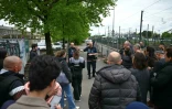 Des policiers municipaux parlent à des élèves et des parents devant le lycée de Nantes où une lycéenne a été tuée et trois autres blessés à coups de couteau par un élève, le 24 avril 2025 
