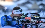 Le Français Emilien Jacquelin, sur le pas de tir, lors de sa victoire dans la mass start, le 19 décembre 2021 au Grand Bornand
