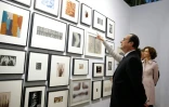 Le président François Hollande visite le salon Art Paris Art Fair au Grand Palais à Paris le 30 mars 2016