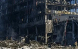 Des pompiers au travail sur la carcasse encore fumante du centre commercial Retroville, Ă Kiev le 21 mars 2022