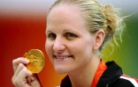 La nageuse zimbabwéenne Kirsty Coventry remporte la médaille d'or de la finale du 200 m dos féminin, établissant un nouveau record du monde, lors des Jeux Olympiques de Pékin, le 16 août 200