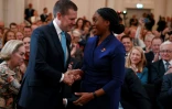 Kemi Bandenoch (D), élue à la tête du parti conservateur britannique, est félicitée par son challenger malheureux, Robert Jenrick, le 2 novembre 2024 à Londres