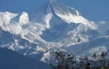 Un hélicoptère survole la chaîne de montagnes de l'Annapurna, le 22 janvier 2020