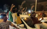 Des Soudanais célèbrent, dans les rues de Port-Soudan, dans l’est du pays, la "libération" de la capitale Khartoum proclamée par l'armée, le 26 mars 2025