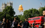 Un ballon représentant Donald Trump en bébé orange survole Londres à l'occasion de la visite du président américain, le 13 juillet 2018