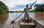 Le pêcheur Wenis Alves Rodrigues sur sa barque sur le fleuve Paraopeba, désormais pollué, dans l'Etat brésilien du Minas Gerais, le 8 janvier 2020