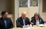 Le gouverneur de Floride Ron DeSantis (g), le président Joe Biden et la maire du comté de Miami-Dade Daniella Levine Cava lors d'une réunion sur les opérations de secours à Surfside, le 1er juillet 2021 en Floride