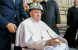 Italie: à l'Aquila, le pape rend hommage à la "dignité" de la population