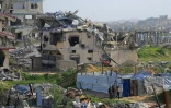 Des Palestiniens au milieu des destructions à Khan Younès, dans le sud de la bande de Gaza, le 25 janvier 2026