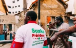 Un partisan du candidat à la présidentielle au Sénégal Ousmane Sonko fait du porte-à-porte à Dakar, le 20 février 2019
