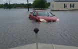 Une voiture submergée par les inondations près de Hamshire, au Texas, le 28 août 2017