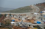 Un camp de déplacés syriens installé au pied du mur de la frontière turque, près du village de Kafr Lusin dans le nord d'Idleb, le 21 février 2020