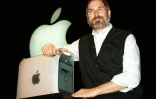 Le PDG par intérim et cofondateur d'Apple Computer, Steve Jobs, présente le nouvel ordinateur Power Mac G4, désormais disponible au public, le 31 août 1999 à San Francisco, en Californie
