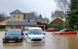 Des voitures submergées par l'eau le long d'une rue inondée après que la rivière Flume soit sortie de son lit à Pace, dans l'ouest de la France, le 25 janvier 2025