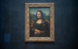 Le portrait de "La Joconde" de Léonard de Vinci accroché aux cimaises de la Salle des Etats au Louvre, à Paris, le 8 janvier 2021