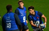 Le demi de mêlée Antoine Dupont (au centre) et l'ouvreur Romain Ntamack (balle en mains) lors d'une séance d'entraînement du XV de France à Marcoussis, le 28 octobre 2020 