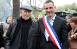 Le maire nouvellement élu de Bastia, le nationaliste Gilles Simeoni (d),  avec son père, Edmond Simeoni, ancien chef des nationalistes corses, après son élection lors de la séance inaugurale du conseil, le 5 avril 2014 à Bastia