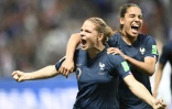 Eugénie Le Sommer (g) vient de marquer le 2e but français sur penalty et est félicitée par Amel Majri lors du match du Mondial féminin contre la Norvège, le 12 juin 2019 à Nice  
