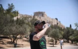 Un touriste près de l'Acropole à Athènes, le 12 juillet 2024