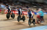 Les Français Florian Grengbo, Sébastien Vigier et Rayan Helal lors de la finale du sprint par équipes des Mondiaux de cyclisme, le 4 août 2023 à Glasgow