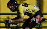 Le Slovène Primoz Roglic, leader de Paris-Nice, tente de revenir sur le peloton après une chute, lors de la dernière étape disputée entre Le-Plan-du-Var et Levens, le 14 mars 2021