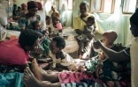 Des femmes déplacées avec leurs enfants à l'hôpital de Rutshuru, dans l'est de la République démocratique du Congo (RDC), le 22 juillet 2022
