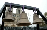 Trois des huit cloches de Notre-Dame exposées sur le parvis de la cathédrale avant d'être réinstallées, le 7 novembre 2024 à Paris