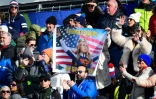 Des spectateurs avec une banderole célébrant Lindsey Vonn lors de la descente des JO-2026 le 8 février 2026 à Cortina