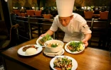 Un chef présente ses plats végétariens, le 4 septembre 2019 dans un restaurant de Bangkok