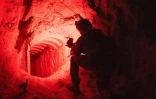 Une photo fournie par l'armée israélienne le 23 août 2024 montre selon elle ses troupes dans un tunnel souterrain construit le Hamas à Rafah, dans le sud de la bande de Gaza