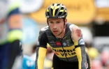 Le SlovÚne Primoz Roglic, blessé lors d'une chute, franchit la ligne d'arrivée de la 3e étape du Tour de France, disputée entre Lorient et Pontivy, le 28 juin 2021