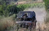 Des soldats israéliens à bor d'un véhicule Humvee patrouille ntle long de la route nord, en Haute Galilée, à la frontière libanaise, le 9 juin 2026