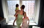 Aliona avec ses deux enfants dans le nouvel appartement de la famille, dans la banlieue de Moscou, le 15 mai 2023