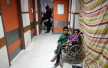 Des enfants palestiniens dans un couloir de l'hôpital  al-Aqsa à Deir el-Balah, dans le centre de la bande de Gaza, le 3 avril 2024        