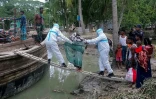 Des habitants évacués avant l'arrivée du cyclone Amphan, le 19 mai 2020 à Dhalchar, sur l'île de Bhola, au Bangladesh