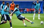Le jeune défenseur Benjamin Pavard (c) à l'entraînement des Bleus au stade de Glebovets à Istra, le 12 juin 2018