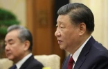 Photo diffusée par le service de presse du Conseil européen, le 7 décembre 2023, montrant le président chinois Xi Jinping (d) et le ministre chinois des Affaires étrangères Wang Yi lors d'un sommet UE-Chine, à Pékin